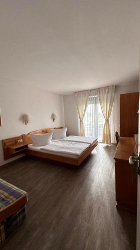 Postel nebo postele na pokoji v ubytování Hotel Hirschberg