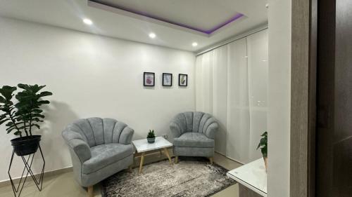 a waiting room with two chairs and a table at CALI Acogedor y Completo, Apto cerca de Jardin plaza, con piscina, parqueadero y aire acondicionado in Cali