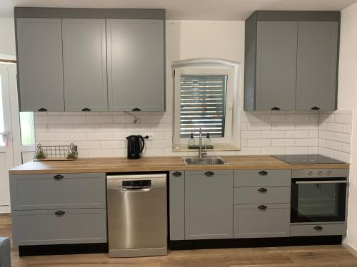 Η κουζίνα ή μικρή κουζίνα στο Fig Tree Murter