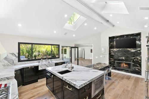 A kitchen or kitchenette at Villa Marmont - The Perfect Hollywood Experience