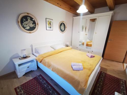 een kleine slaapkamer met een bed en een spiegel bij Šljivik stari in Brestovac