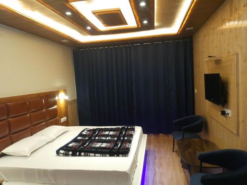 1 dormitorio con cama y cortina negra en Aagaman Woods Homestay en Shimla