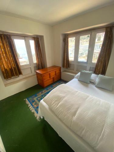 Cama o camas de una habitación en Himalayan Lodge