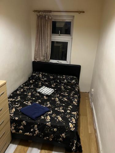 Bett in einem kleinen Zimmer mit Fenster in der Unterkunft Leicester UK Room 1 city centre in Leicester
