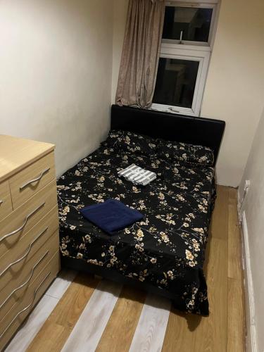 Tempat tidur dalam kamar di Leicester UK Room 1 city centre