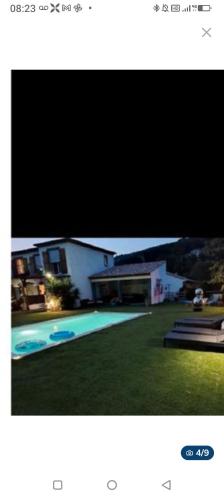 una imagen de una casa con piscina en Villa de charme avec piscine, en Toulon