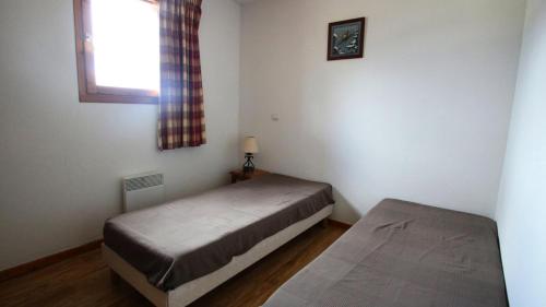 une petite chambre avec deux lits et une fenêtre dans l'établissement Résidence Dame Blanche - DBA103 - APPT 2 CHAMBRES - BALCON - 6 PERSONNES - Secteur 1800 MAE-5171, à Narreyroux