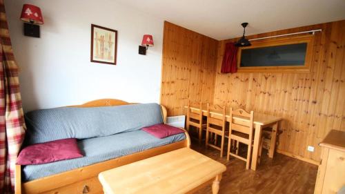 une chambre avec un canapé, une table et une salle à manger dans l'établissement Résidence Dame Blanche - DBA210 - APPT 1 CHAMBRE + CABINE - BALCON - 6 PERSONNES MAE-5181, à Narreyroux