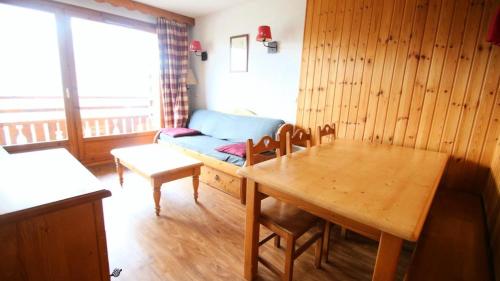 un salon avec une table et un canapé dans l'établissement Résidence Dame Blanche - DBA210 - APPT 1 CHAMBRE + CABINE - BALCON - 6 PERSONNES MAE-5181, à Narreyroux