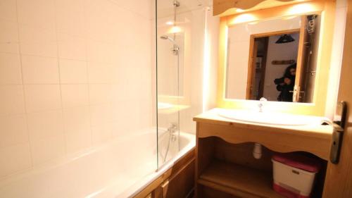 une salle de bain avec un lavabo, une douche et un miroir dans l'établissement Résidence Dame Blanche - DBAC21 - APPT 2 CHAMBRES - BALCON - 6 PERSONNES - Secteur 1800 MAE-5201, à Narreyroux