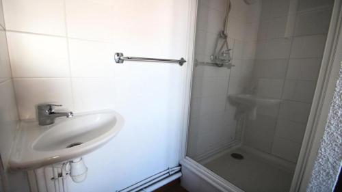 une salle de bain blanche avec un lavabo et une douche dans l'établissement Résidence Dame Blanche - DBAC21 - APPT 2 CHAMBRES - BALCON - 6 PERSONNES - Secteur 1800 MAE-5201, à Narreyroux