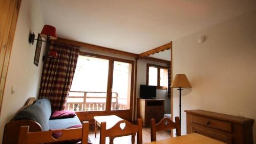 un salon avec un canapé et une fenêtre dans l'établissement Résidence Dame Blanche - DBA215 - APPT 1 CHAMBRE + CABINE - BALCON - 6 PERSONNES MAE-5191, à Narreyroux