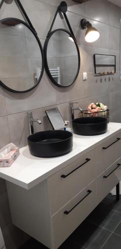 La salle de bains est pourvue d'un lavabo et de 2 miroirs. dans l'établissement Le Petit Honfleur, à Honfleur