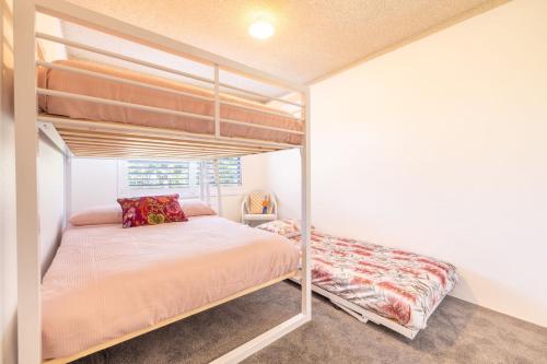 1 Schlafzimmer mit 2 Etagenbetten in einem Zimmer in der Unterkunft The Poplars, 8-36 Magnus St - fantastic water views, pool and WiFi in Nelson Bay