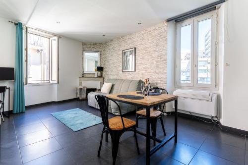 Les Suisses Apartment Zentral in der schönen Altstadt von Le Suquet 5 min zum Strand WLAN