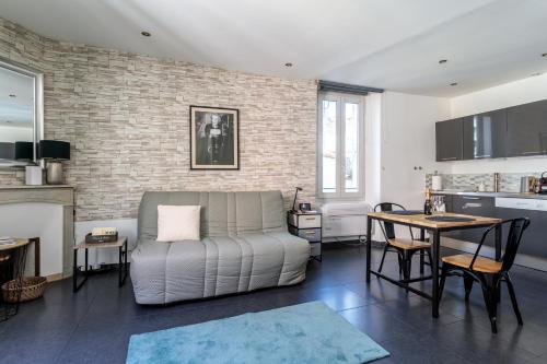un salon avec un canapé et une table dans l'établissement Les Suisses Apartment Zentral in der schönen Altstadt von Le Suquet 5 min zum Strand WLAN, à Cannes