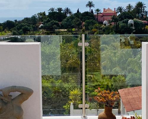 Taman di luar Palm View Guesthouse, adults only