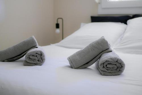 a bed with two stuffed animal towels on it at Terracota - Cosi - Wifi - Parking - Terrasse in Saint-Orens-de-Gameville