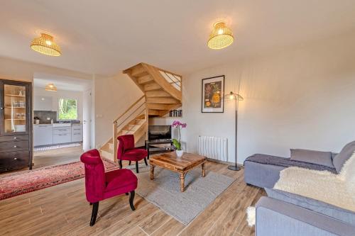 un salon avec un canapé et une table dans l'établissement Toudig - Maison avec terrasse et jardin, à Plougastel-Daoulas