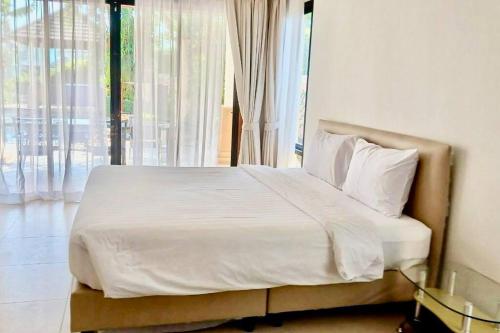 Кровать или кровати в номере Laguna Villa by Cozy Property