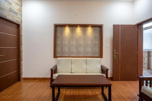 a waiting room with a bench and a door at MUGUNDAN 'S SMART STAY in Coimbatore