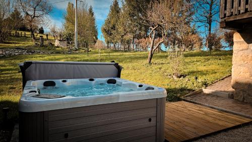 uma banheira de hidromassagem sentada num deque de madeira em Country home Lagom em Zagorska Sela
