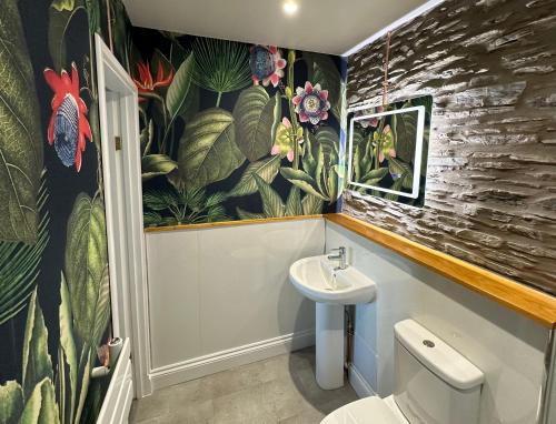 uma casa de banho com um WC e um lavatório em The Watermark em Looe