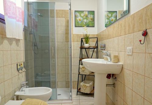 y baño con lavabo y ducha. en Flowery Inn Villa en Alghero