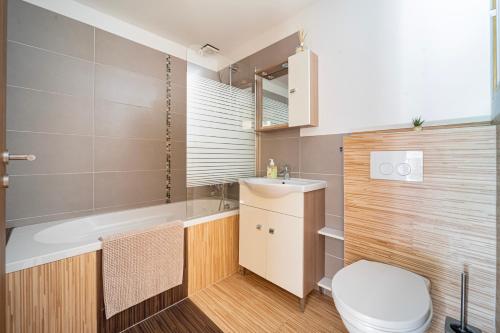 La salle de bains est pourvue d'une baignoire, de toilettes et d'un lavabo. dans l'établissement B48 Simplex - egyszinten, kényelmesen, à Törökbálint