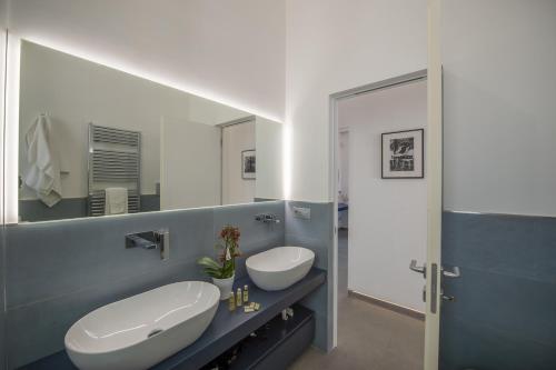 ein Badezimmer mit einem weißen Waschbecken und einem Spiegel in der Unterkunft Luxury Villa Donna Rachele in Amalfi