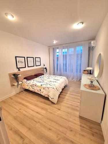 une chambre avec un lit et une grande fenêtre dans l'établissement Le Metropole Nice Victor Hugo, à Nice