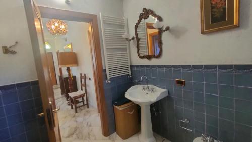 La salle de bains est pourvue d'un lavabo et d'un miroir. dans l'établissement Casa Chantal, à Fiumaretta di Ameglia
