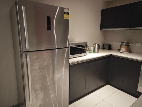 un réfrigérateur en acier inoxydable dans une petite cuisine dans l'établissement Pacific FairPrice Share Room, à Nadi