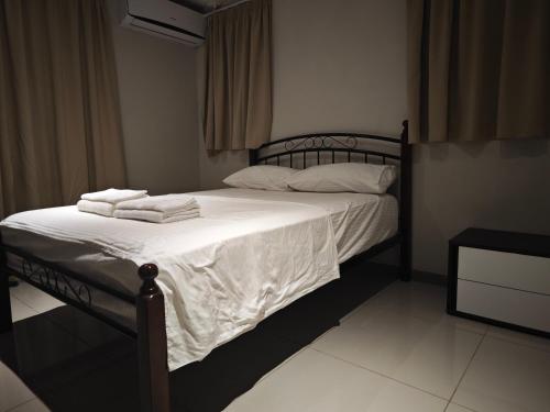 - une chambre avec un lit et 2 serviettes dans l'établissement Pacific FairPrice Share Room, à Nadi