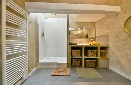 een badkamer met een douche, een wastafel en een bad bij "La Suite" 3 Etoiles in Uzès