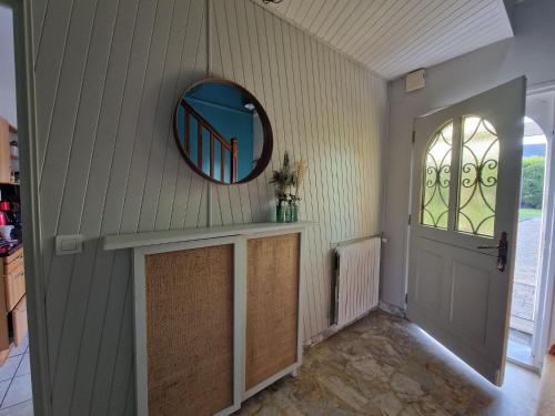 Zimmer mit einer Tür, einem Spiegel und einer Tür in der Unterkunft Family-friendly holiday home near the coast in Plougasnou