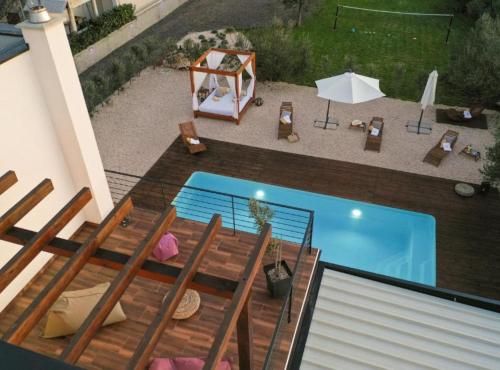 vistas panorámicas a un patio con piscina y sillas en Villa Sunshine, en Sukošan