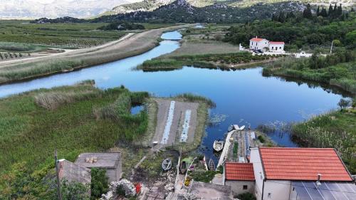 una vista aérea de un río en un valle en Apartman Mustapić, en Pižnovac