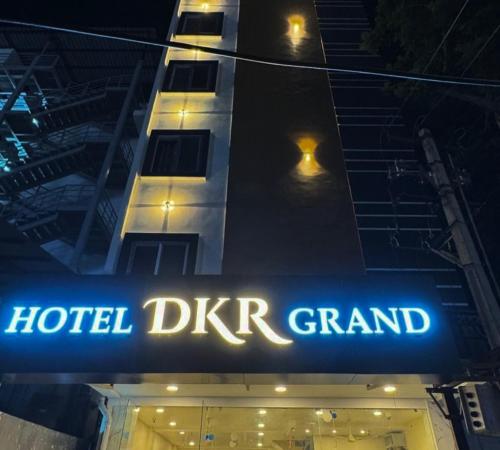 un hotel drr gran cartel en frente de un edificio en HOTEL DKR GRAND en Tirupati