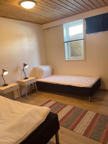 レクネスにあるCentral Apartment in Leknesのベッド2台と窓のある寝室