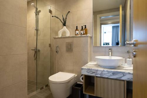 La salle de bains est pourvue de toilettes, d'un lavabo et d'une douche. dans l'établissement 2 BR Condo in Aykon City Tower - Business Bay, à Dubaï