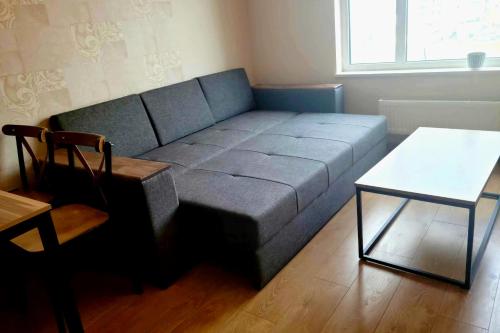 salon z kanapą i stołem w obiekcie Cosy modern city apartment in UB w Ułan Bator
