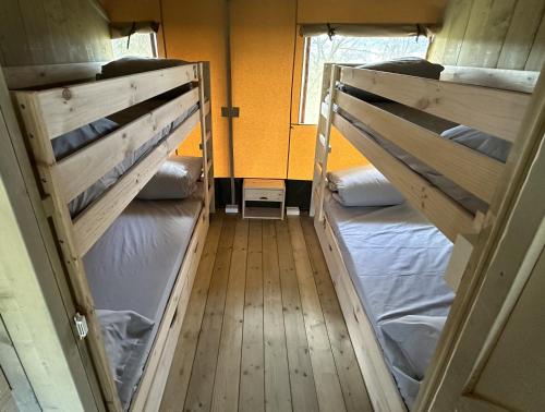 2 Etagenbetten in einem kleinen Zimmer in der Unterkunft Gran Camping Zarautz in Orio