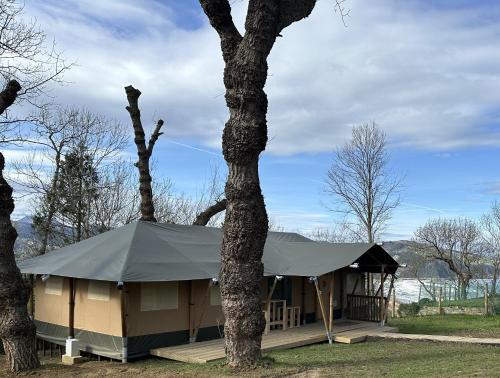 a building with a tent next to a tree at Gran Camping Zarautz in Orio