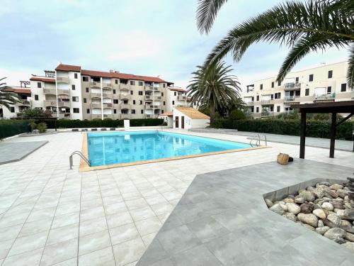 einem Pool vor einem Gebäude in der Unterkunft Rez de jardin + terrasse piscine et accès direct plage (30 mètres !) in Saint-Cyprien