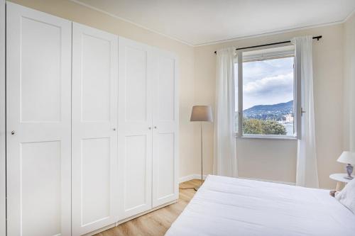 - une chambre blanche avec un lit et une fenêtre dans l'établissement Sea View Flat in Rapallo by Wonderful Italy, à Rapallo