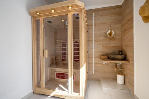 La salle de bains est pourvue d'une armoire en bois. dans l'établissement Dimora Giulia, luxury suite and spa, à Castellana Grotte