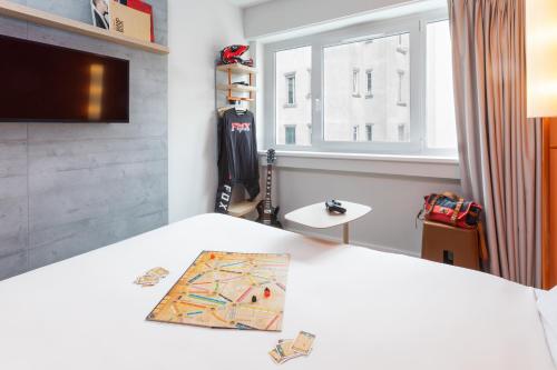 a room with a bed with a map on it at Ibis Budget Strasbourg Centre Republique in Strasbourg