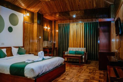 Postel nebo postele na pokoji v ubytování Tashi Palace