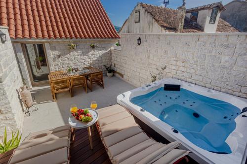 Kamena vila u mirnoj ulici blizu centra Trogira